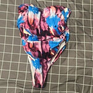 Multi color one piece. Size M. Cups are not removable.